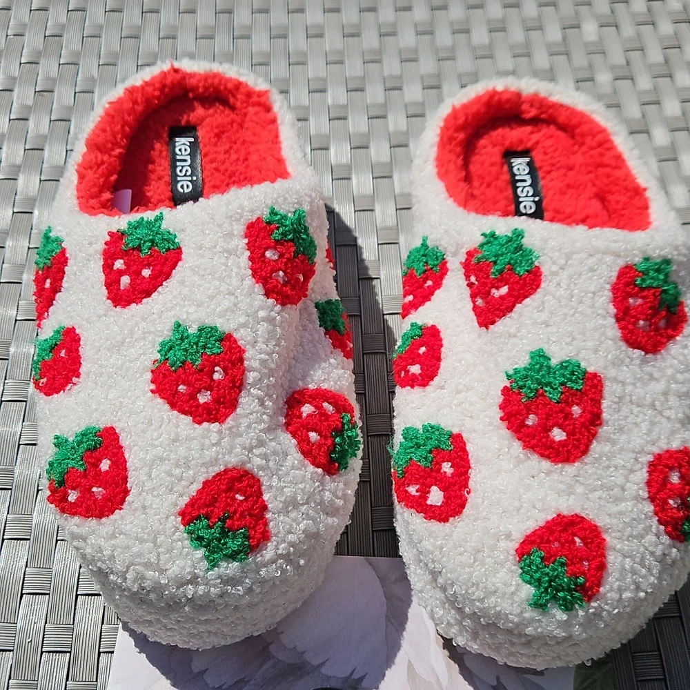 NEW WITH TAGS Kensie Size 6/7 Ivory Red Strawberries Fuzzy Memory Foam Slippers - Picture 10 of 17